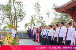 Đoàn đại biểu Trung ương, tỉnh Hà Tĩnh dâng hương tưởng niệm Đại thi hào Nguyễn Du