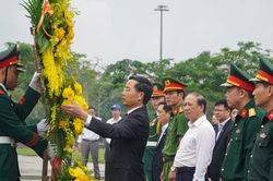 Chủ tịch UBND thành phố Đà Nẵng Phạm Đức Ấn dâng hương tri ân các anh hùng liệt sĩ, Bà mẹ Việt Nam anh hùng