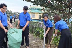 Tuổi trẻ Đà Nẵng ra quân làm sạch môi trường biển