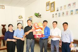 Lãnh đạo Ủy ban MTTQ Việt Nam tỉnh Khánh Hòa thăm, chúc mừng các cơ sở tôn giáo nhân dịp Giáng sinh 2025