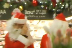 Nhóm ông già Noel 'cướp' siêu thị để phát cho người nghèo
