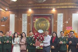 Báo và PTTH Nghệ An chúc mừng Lữ đoàn xe tăng 215 nhân kỷ niệm ngày thành lập Quân đội nhân dân Việt Nam