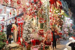Thị trường Noel 2025: Đa dạng chủng loại, mặt hàng, cây thông hút khách