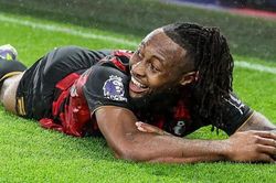 Liverpool nhắm Semenyo thay Isak, Man United gặp khó vụ Baleba