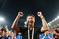 VFF kích hoạt điều khoản, giữ HLV Kim Sang-sik đến năm 2027
