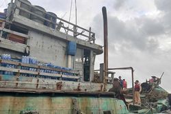 Bắt giữ hai tàu cá chở gần 50.000 lít dầu DO không rõ nguồn gốc