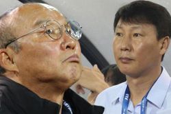 Park Hang-seo tặng nhẫn, chúc mừng HLV Kim Sang-sik lập kỳ tích