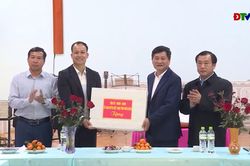 Thường trực Tỉnh ủy thăm, tặng quà điểm nhóm tôn giáo tại bản Nôm, xã Thanh Yên