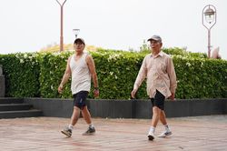 Đi bộ thấy 3 dấu hiệu này ở chân có thể là cảnh báo mạch máu bị tắc nghẽn