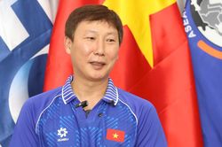 HLV Kim Sang-sik: 'Vợ tôi tắt tivi khi U22 Việt Nam bị dẫn 0-2'