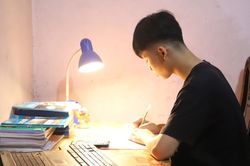 Giáo viên ép học sinh đi ngủ lúc 21 giờ, dậy lúc 5 giờ bị hạ thi đua, phụ huynh dậy sóng tranh luận