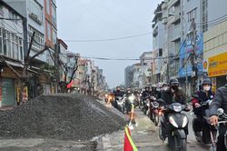 Hà Nội: Khẩn trương chặt cây, xén hè 'giải cứu' điểm nóng Bến xe Nước Ngầm