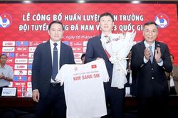 HLV Kim Sang-sik gia hạn hợp đồng đến 2027 sau cú ăn ba lịch sử
