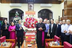 Lãnh đạo thành phố chúc mừng Tòa Giám mục Giáo phận Đà Nẵng nhân dịp Giáng sinh năm 2025