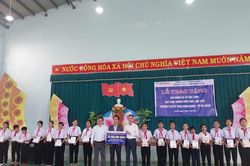 Công ty Thủy điện Sông Bung trao tặng 20 suất học bổng cho học sinh xã Nam Giang