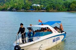 Phường Tây Nha Trang hỗ trợ thuê ca nô và lực lượng đưa đón học sinh qua Sông Cái