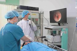 Nội soi phế quản lấy răng giả nằm trong phổi người bệnh hơn 20 năm