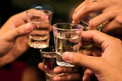 Bộ Y tế yêu cầu dừng lưu thông rượu nghi gây ngộ độc khiến 1 người tử vong ở Hải Phòng