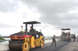 Thi công thảm bê tông nhựa mặt cầu Văn Ly