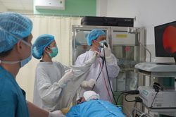 Nội soi lấy hai răng giả trong phổi người bệnh hơn 20 năm