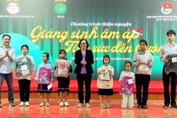Trao 100 suất quà cho học sinh có hoàn cảnh khó khăn