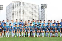 Tin nóng bóng đá Việt Nam hôm nay 25/12: U23 Việt Nam sung sức trước ngày sang Qatar; U19 futsal Việt Nam thắng đậm Brunei 18-0