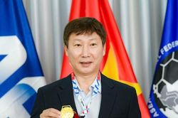 HLV Kim Sang Sik nhận huy chương vàng 24K tri ân SEA Games 33