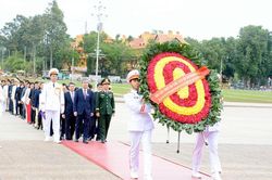 Lễ báo công dâng Bác của điển hình tiêu biểu toàn quốc trong học tập và làm theo tư tưởng, đạo đức phong cách Hồ Chí Minh năm 2025