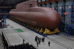 Ông Kim Jong Un thị sát công trường đóng tàu ngầm hạt nhân nặng 8.700 tấn