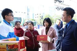 Người dân hào hứng với sản phẩm khởi nghiệp của thanh niên: 'Có những mặt hàng tôi sẵn sàng mua dài lâu'