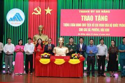 Trao tặng chân dung Bác Hồ:Bồi đắp chuẩn mực công vụ cho cán bộ cơ sở