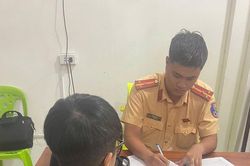 Cảnh sát giao thông Đà Nẵng xử lý, tịch thu phương tiện hai thanh niên chạy xe bằng một bánh