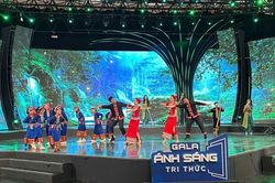 Gala 'Ánh sáng tri thức 2025' với chủ đề 'Tự hào hai tiếng Việt Nam'