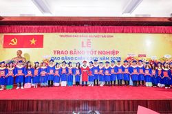 Hơn 1.000 tân khoa nhận bằng tại Dinh Độc Lập, 95% có việc làm