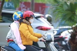 Hà Nội rét 11 độ C, người dân co ro ra đường