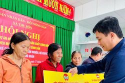 Xã Thu Bồn trao bò giống cho 45 hộ nghèo, hộ khuyết tật
