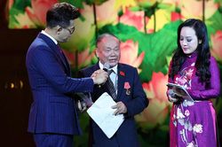 Nhà sáng chế 90 tuổi của nông dân được trao danh hiệu Anh hùng Lao động