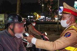 H&agrave; Nội: Kiểm tra hơn 6.000 phương tiện, 111 t&agrave;i xế vi phạm nồng độ cồn bị xử l&yacute; trong một đ&ecirc;m
