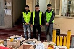 Đầu tư thiết bị sản xuất pháo nổ trái phép, 3 thanh niên bị khởi tố