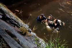 Hai cha con dũng cảm lao xuống dòng nước cứu 3 người trong đêm mưa rét