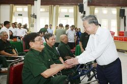 Đảng, Nhà nước tặng quà nhân dịp Đại hội Đảng 14 và Tết Nguyên đán