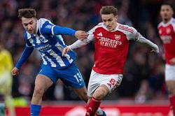 Odegaard rực sáng giúp Arsenal chiếm đỉnh bảng Ngoại hạng Anh