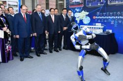 Robot tích hợp AI biểu diễn võ thuật trước sự chứng kiến của Tổng bí thư và Thủ tướng