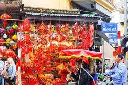 Hà Nội: Phố Hàng Mã rực đỏ sắc Tết sớm hút khách Tây