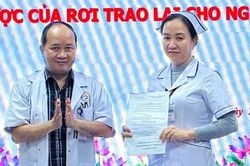 Biểu dương điều dưỡng nhặt được 100 triệu đồng, tìm người trả lại