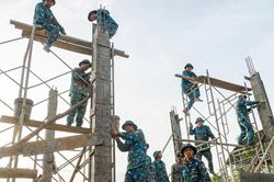 Trung đoàn 910 thần tốc thực hiện 'Chiến dịch Quang Trung', mang mái ấm đến với bà con vùng lũ