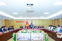 Chủ tịch UBND tỉnh Nghệ An Võ Trọng Hải chủ trì họp thường kỳ cuối năm 2025, trực tuyến với 130 xã, phường