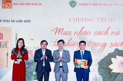 Giới thiệu 2 cuốn sách 'Người xứ Nghệ' và 'Dáng hình Pơ Mu' tại Trường THPT Dân tộc Nội trú số 2