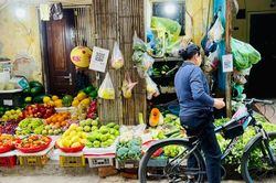 Ngõ chợ mua bán 'niềm tin' trong lòng thành phố