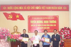 Khen thưởng 2 cha con liều mình cứu 3 người đi xe máy bị rơi xuống kênh sâu